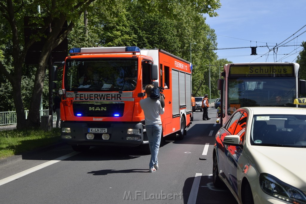 VU Schulbus Taxi Severinsbruecke Rich Innenstadt P38.JPG - Miklos Laubert